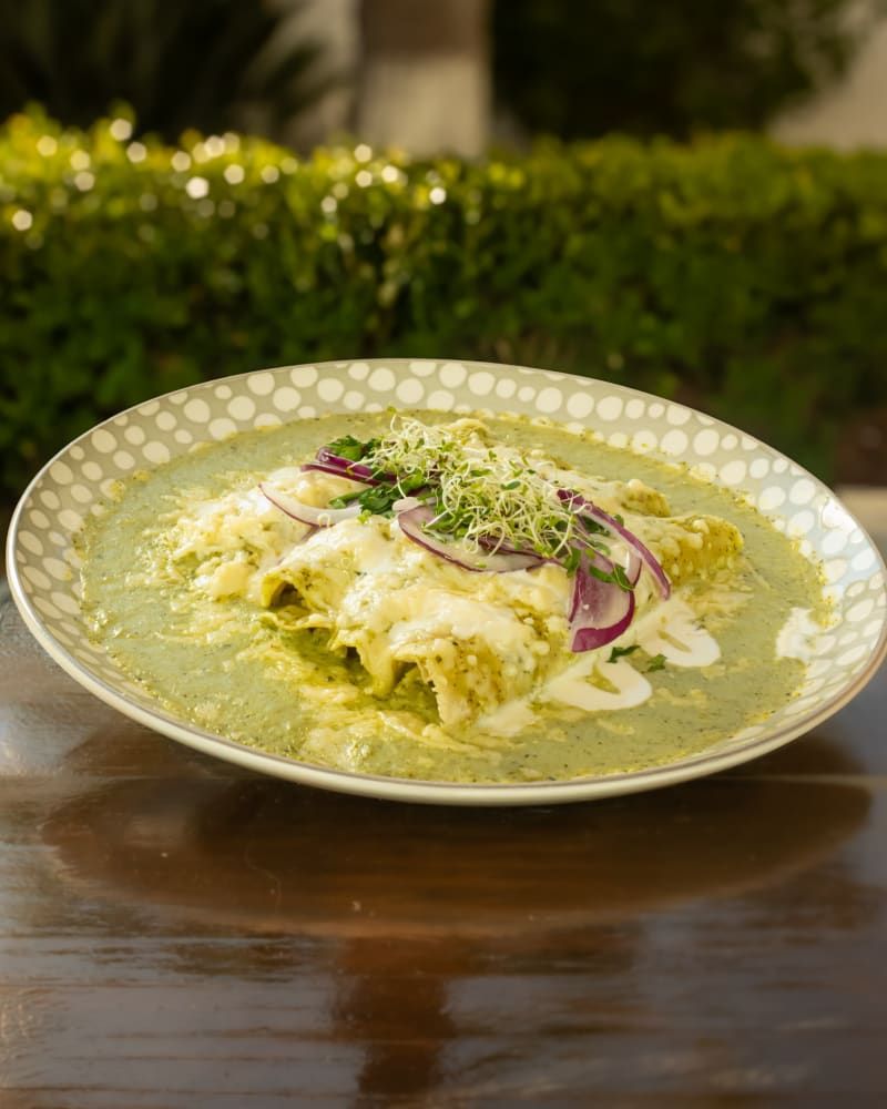 Enchiladas verdes con cebolla morada